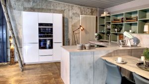 Mintfarbene Küche, Schrankwand weiß lackiert und Kücheninsel in Betonoptik