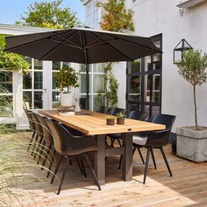 Eine Tischgruppe mit acht Stühlen und einem Sonnenschirm