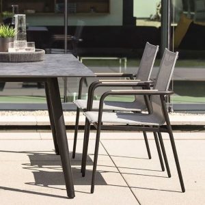 Ein grauer Tisch mit zwei grauen Stühlen